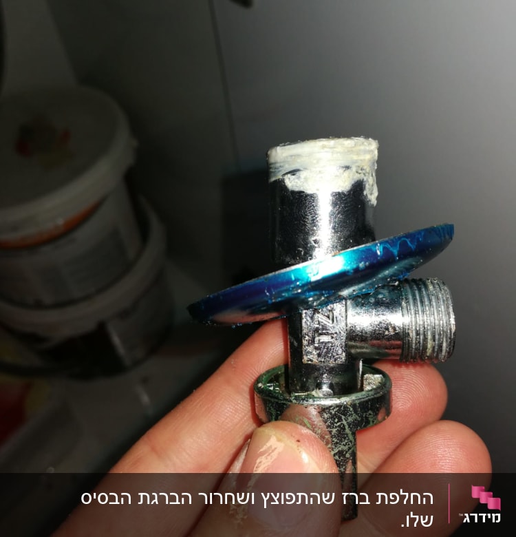שסתום מתכת עם חיבורי צנרת ביד של אדם